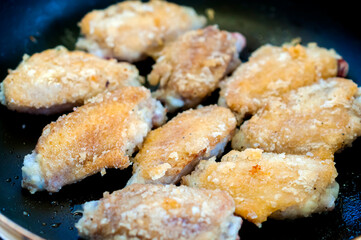 手羽中を焼く（調理中）