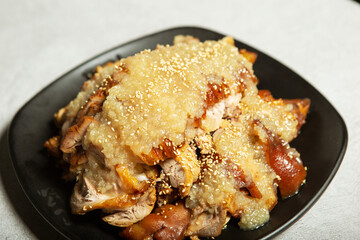 Pig trotters topped with minced garlic
