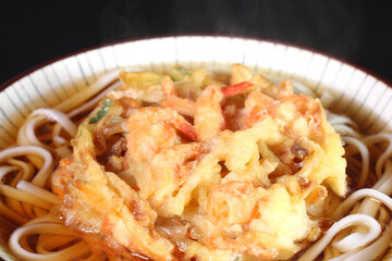 黒背景の天ぷらうどん