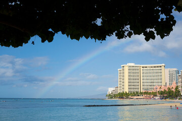ハワイ　ワイキキビーチと虹