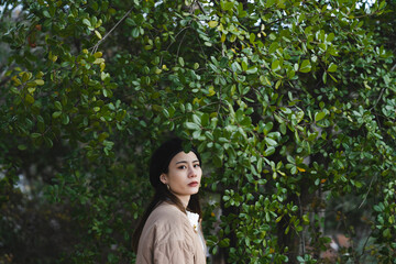 自然公園で休日を過ごす女性