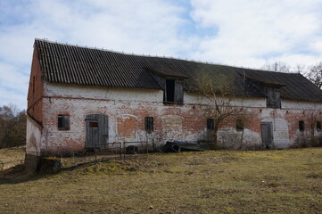Fototapeta na wymiar Old big brick barn. Winniki (village in West Pomeranian Voivodeship), Poland.
