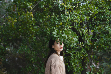 自然公園で休日を過ごす女性