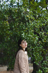 自然公園で休日を過ごす女性