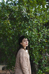 自然公園で休日を過ごす女性