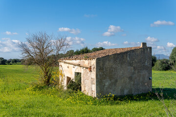 Fototapeta na wymiar Abandoned rural house in a state of ruin