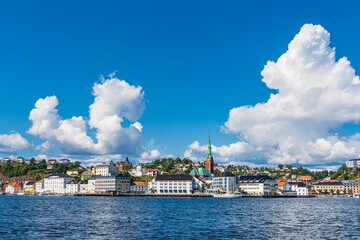 Blick auf die Stadt Arendal in Norwegen - 559400740