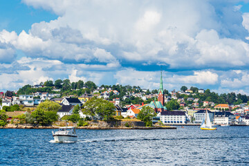 Blick auf die Stadt Arendal mit Boot in Norwegen