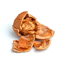 Geknackte Walnüsse  vor weißem Hintergrund