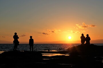 Fototapeta premium sunset on the beach of Enoshima island with tourist
