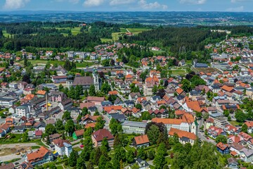 Das Stadtzentrum von Lindenberg im Allgäu im Luftbild