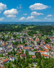 Das Stadtzentrum von Lindenberg im Allgäu im Luftbild