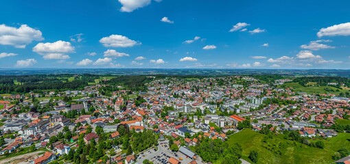 Die Stadt Lindenberg im westlichen Allg&auml;u aus der Luft
