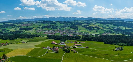 Ausblick auf den Alpenrand im Westallgäu bei Lindenberg
