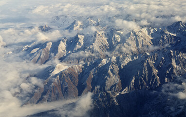 Obraz premium Mountain range and white clouds in blue sky at day.