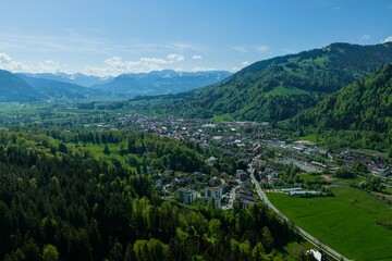 Fototapeta na wymiar Das Allgäu von oben - Blick über Immenstadt ins Illertal im Oberallgäu an einem Frühlingsmorgen