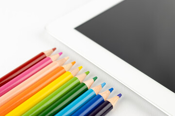 タブレットと色鉛筆.タブレットでイラストを作成するイメージ