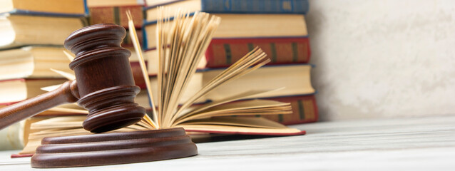 Obraz premium Law and justice concept. Mallet gavel of the judge, scales of justice, books. Copy space for text