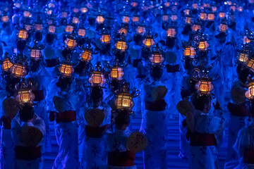 闇に漂う灯籠千人踊り