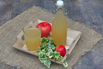 Naturtrüber Apfelsaft In Flasche und Glas. © Racamani