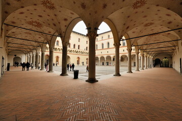 Lo stupendo cortile nel Castello Sforzesco di Milano in una inquadratura fantastica che esalta la bellezza di questo chiostro. © Arnaldo
