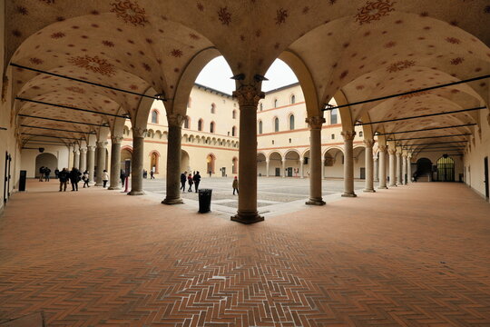 Lo stupendo cortile nel Castello Sforzesco di Milano in una inquadratura fantastica che esalta la bellezza di questo chiostro.