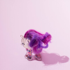 Naklejka premium a unicorn with a purple hairdo
