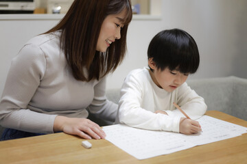 勉強する親子