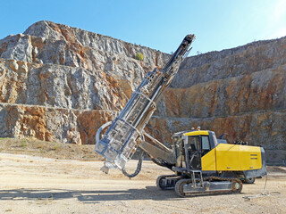 Drilling machine for extracting ore samples from the stone quarry