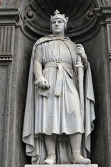 Napoli - Carlo d'Angiò sulla facciata di Palazzo Reale