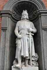 Fototapeta na wymiar Napoli - Federico II di Svevia sulla facciata di Palazzo Reale