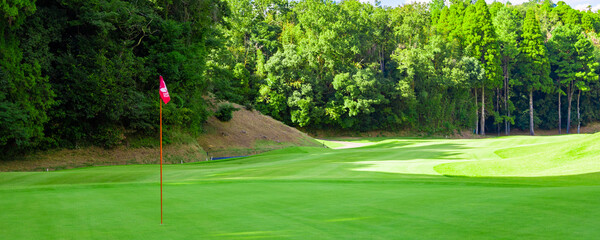 【背景】青空のゴルフ場・木に囲まれた平坦で簡単なグリーンの眺めのパノラマ（千葉県木更津市）