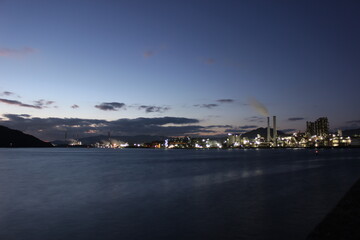 エントツの煙と色ずく空　SDGs 地球環境！コンビナート環境問題　山口県周南