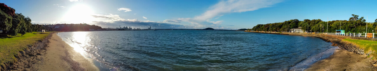 Fototapeta na wymiar panoramic view of Okahu Bay from the beach