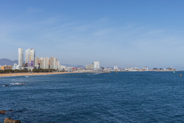 Fototapeta premium View of the ocean with a lot of architecture along the coastline