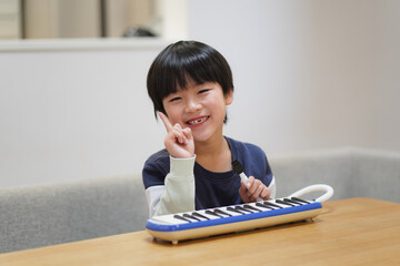 鍵盤ハーモニカの練習をする男の子