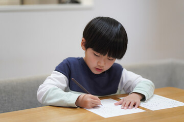 	硬筆の練習をする男の子 - obrazy, fototapety, plakaty