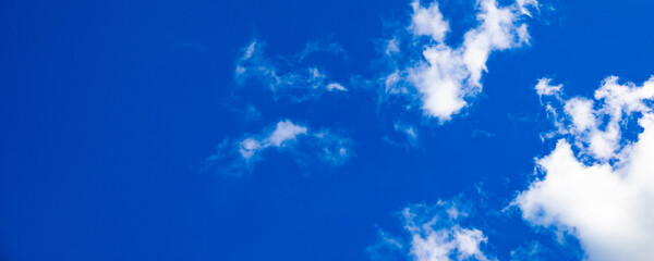 Fototapeta na wymiar 鮮やか、爽やかな青空のゴルフ場上空・雄大な清々しい空と雲のパノラマ（千葉県木更津市）