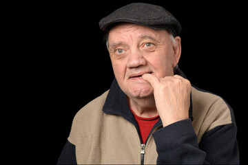 portrait viel homme campagnard en béret  sur fond noir