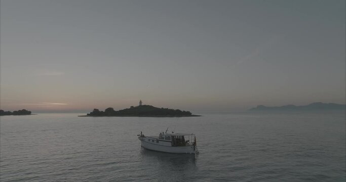 Atardecer o amanecer Barco llaut / Lla&uuml;t Mallorca Alcudia - 50fps Drone  (Formato D-log para edici&oacute;n y correcci&oacute;n de color profesional) dji mavic 3 cine