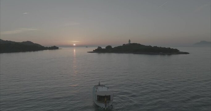 Atardecer o amanecer Barco llaut / Lla&uuml;t Mallorca Alcudia - 50fps Drone  (Formato D-log para edici&oacute;n y correcci&oacute;n de color profesional) dji mavic 3 cine