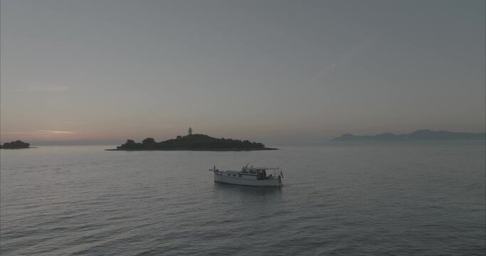 Atardecer o amanecer Barco llaut / Lla&uuml;t Mallorca Alcudia - 50fps Drone  (Formato D-log para edici&oacute;n y correcci&oacute;n de color profesional) dji mavic 3 cine