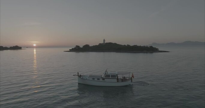 Atardecer o amanecer Barco llaut / Lla&uuml;t Mallorca Alcudia - 50fps Drone  (Formato D-log para edici&oacute;n y correcci&oacute;n de color profesional) dji mavic 3 cine