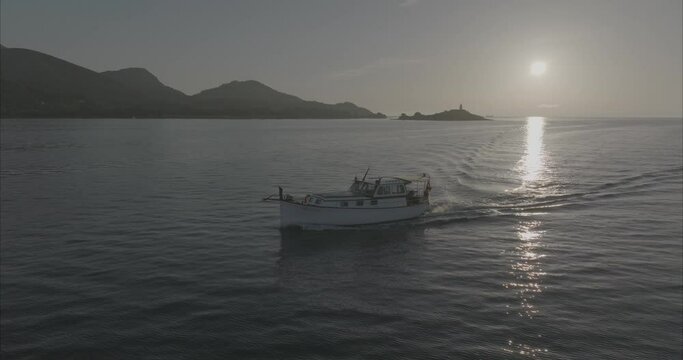 Atardecer o amanecer Barco llaut / Lla&uuml;t Mallorca Alcudia - 50fps Drone  (Formato D-log para edici&oacute;n y correcci&oacute;n de color profesional) dji mavic 3 cine
