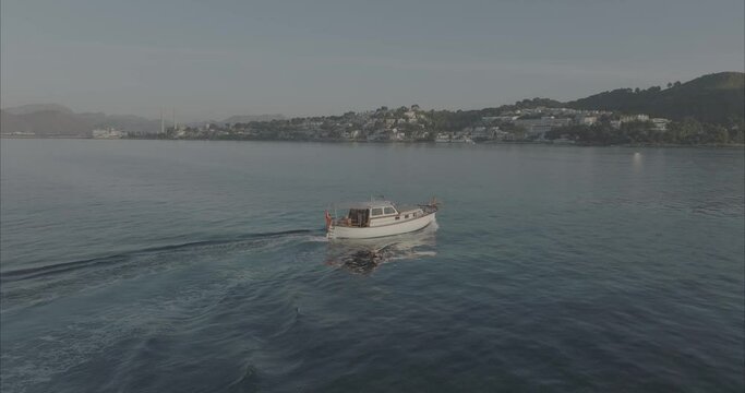 Atardecer o amanecer Barco llaut / Lla&uuml;t Mallorca Alcudia - 50fps Drone  (Formato D-log para edici&oacute;n y correcci&oacute;n de color profesional) dji mavic 3 cine