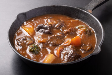 ビーフシチュー　(牛すね肉)