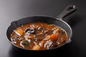 ビーフシチュー　(牛すね肉)