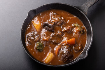 ビーフシチュー　(牛すね肉)