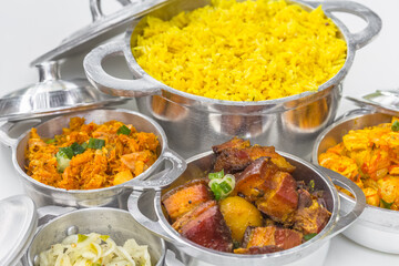 Plateau de plats de la cuisine créole réunionnaise 