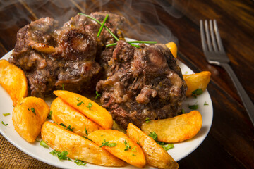 Rabo de toro con patatas